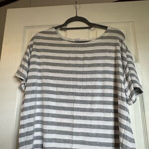 Old Navy Gray and White Striped Short Sleeve Tee